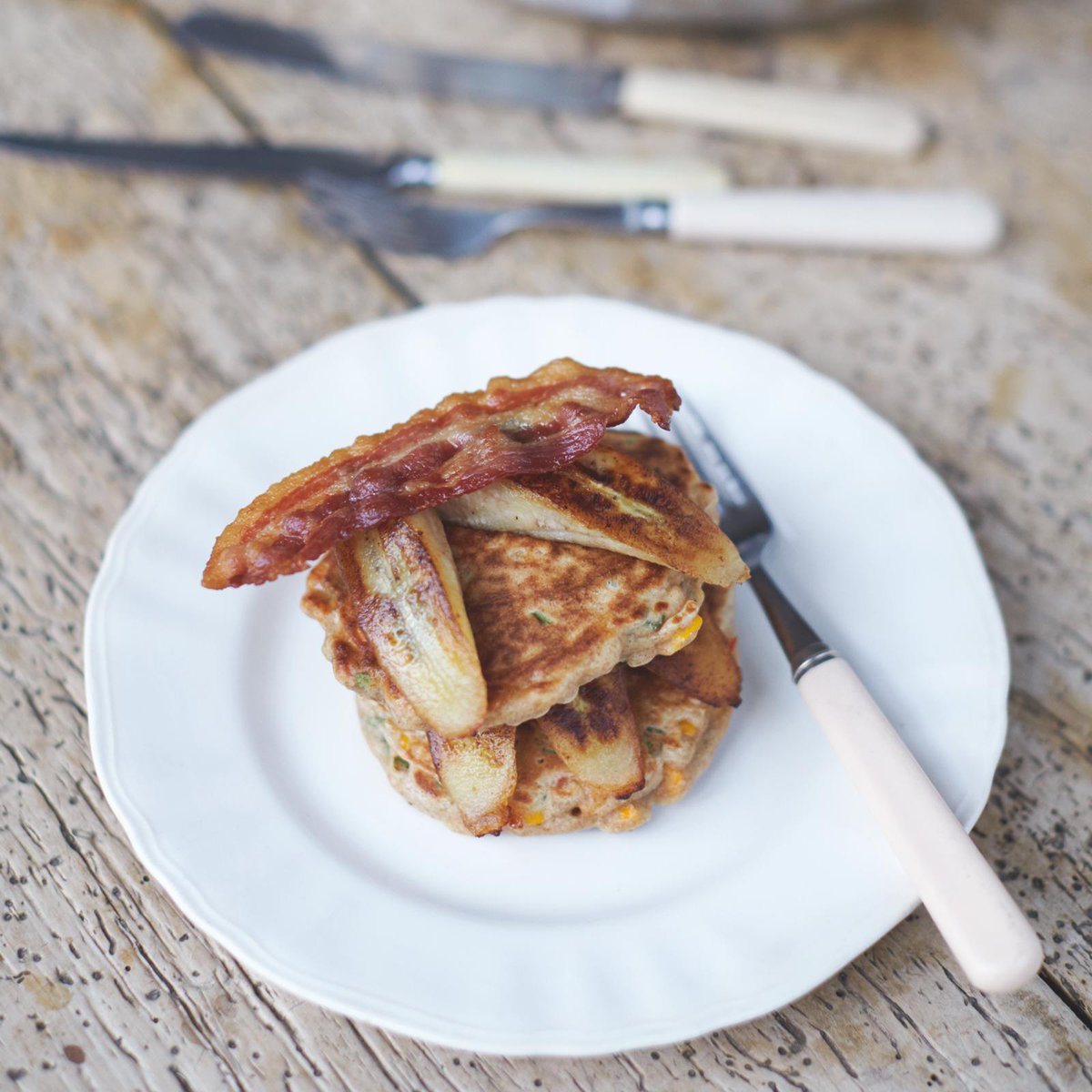 #breakfast healthy cheese & corn pancakes + smoky bacon & caramelised banana http://t.co/hy5BsP1OPx #JamiesSuperFood http://t.co/78z2BWkzDd