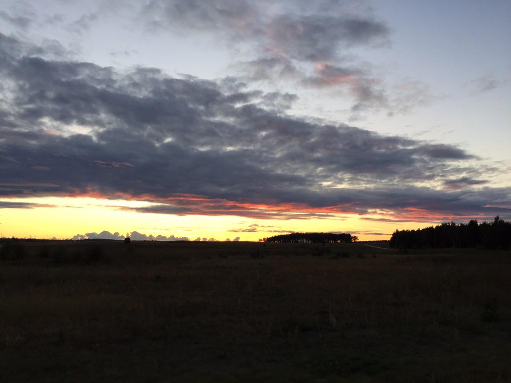 Härlig solnedgång i Skåne tidigare i kväll. I morgon blir det dessutom sol enligt @Solgudinnan 😊☀️😎 