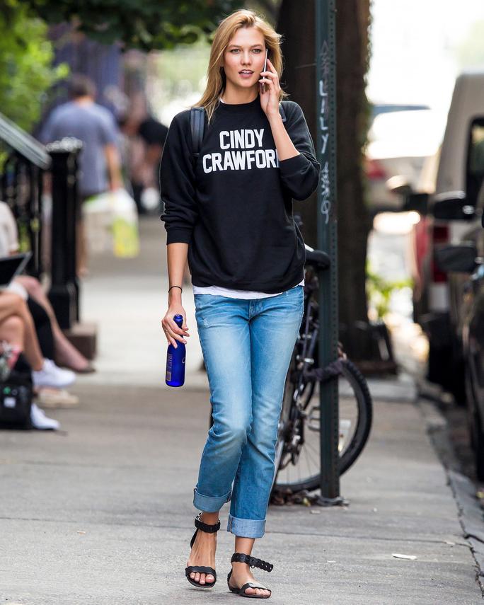 RT @InStyle: .@karliekloss wore a @CindyCrawford sweatshirt on her first day of school: http://t.co/MyFxXhRNZW http://t.co/BKgfRNRGbA