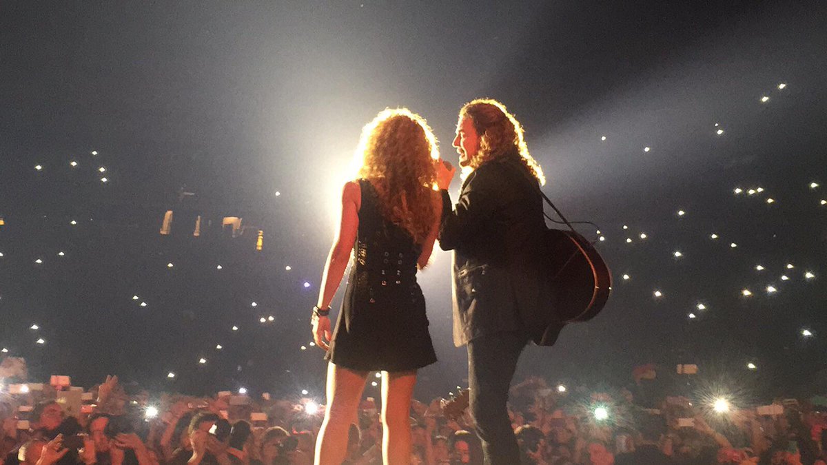 Last night on stage with my friends from @manaoficial / Anoche en el escenario con mis amigos de Maná. Shak http://t.co/MYTGY1O2wy