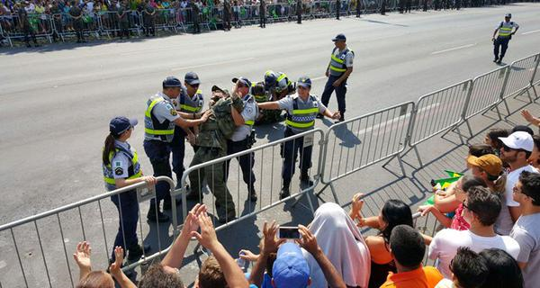 Soldado do Exército grita 'Polícia Bolivariana' no desfile em Brasília, é aplaudido e acaba preso. P/Alex Madeiros. 
