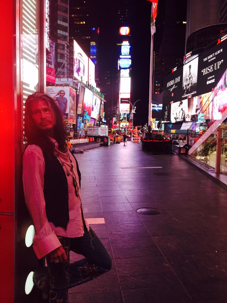 LAST TIME YOU'RE GONNA SEE ME IN TIMES SQUARE THIS EARLY!!! @GMA http://t.co/KyFfTLHzMj