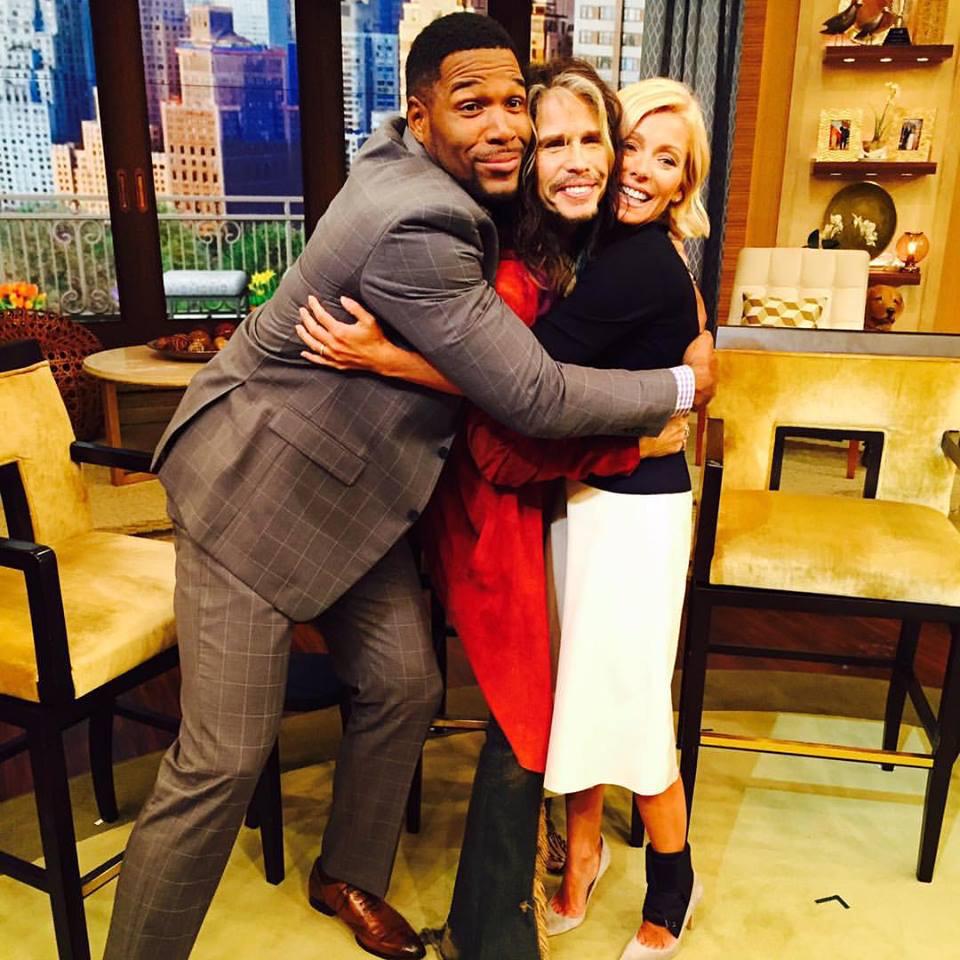 NOT SURE IF THIS IS A GROUP HUG OR A FRIENDLY TACKLE…TUNE IN TOMORROW TO SEE HOW IT ALL PLAYS OUT @KELLYANDMICHAEL http://t.co/xZSn3if5Iu