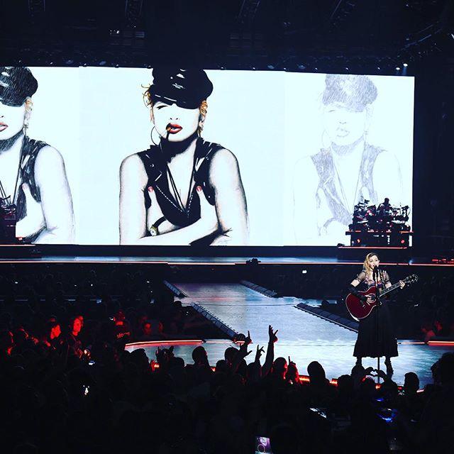 Thank you to all my❤️ #rebelheartfans for the beautiful art work you created behind me! So special!❤️ #rebelhearttour http://t.co/ZiRPUN4CKj