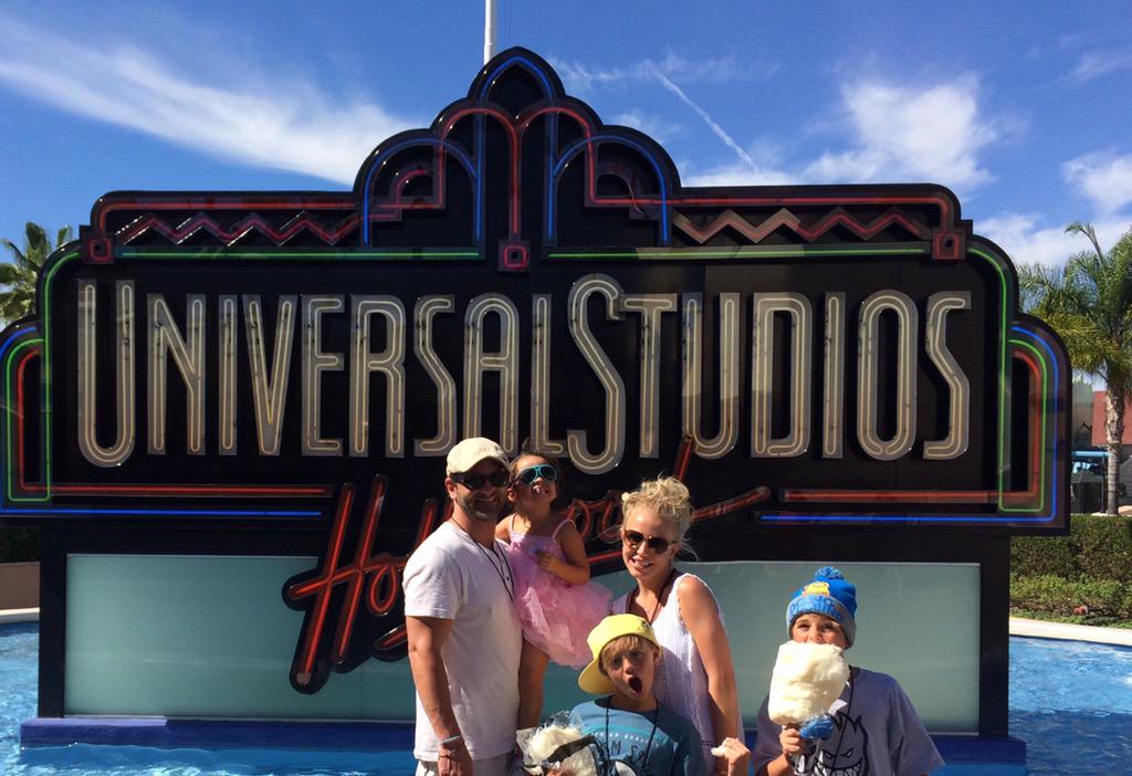 Sunday funday at @UniStudios with the family! http://t.co/kwf1OFRo0a