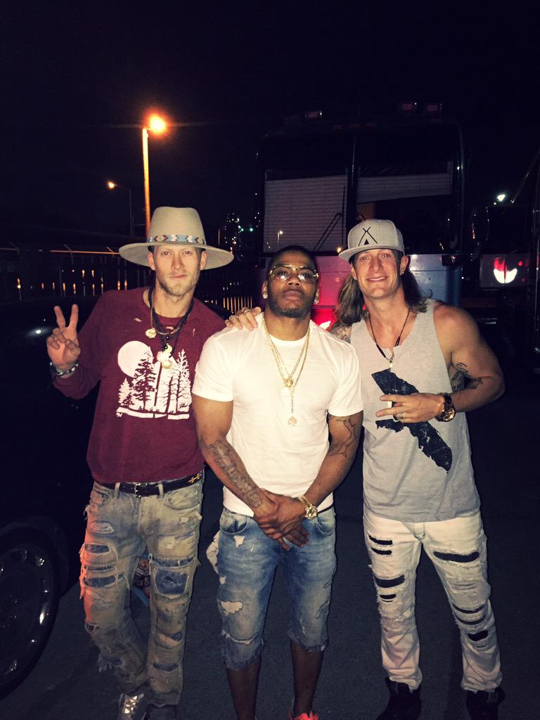 RT @FLAGALine: The boys are back! Epic night in STL last night! Our boy @Nelly_Mo came through and we rocked cruise together???????????? http://t.co…