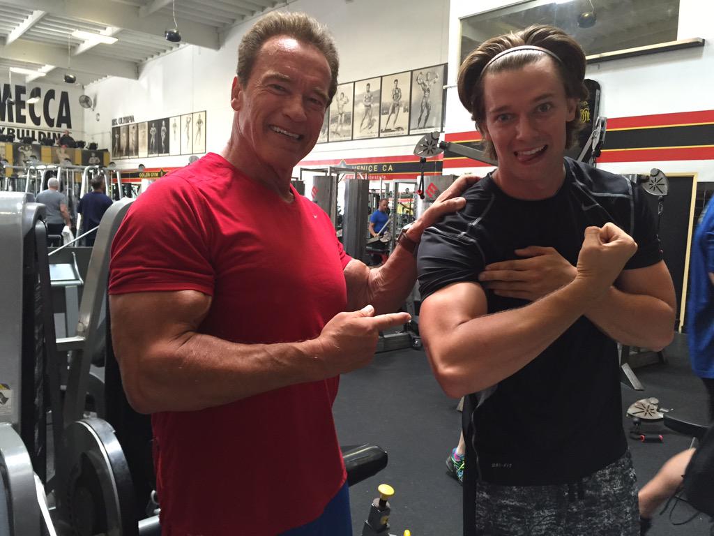 RT @PSchwarzenegger: What happens when you stay out late to celebrate your birthday... @Schwarzenegger picks you up at 7AM to workout http:…