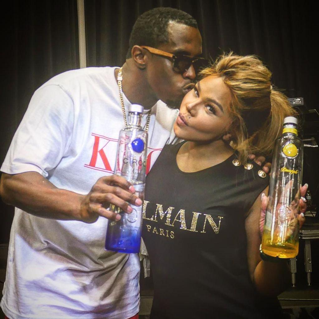 Behind the scenes at #iHeartRadio Music Festival with @lilkimthequeenbee #BadBoyFamily #CirocVodka #CirocPineapple http://t.co/IeCLGn3ajo