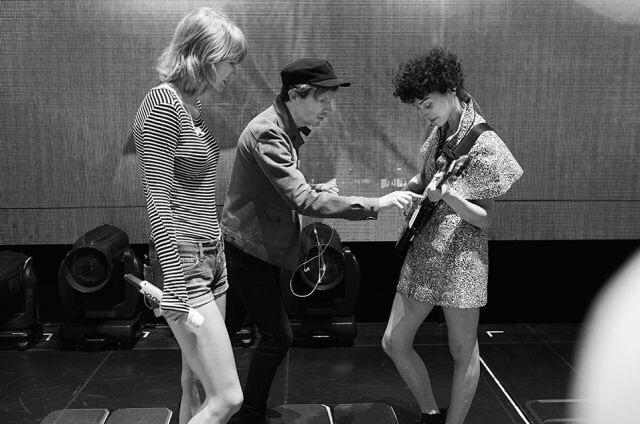 Behind the scenes of the 1989 World Tour
@beck and @st_vincent in LA at sound check 
One of my favorite memories. http://t.co/YFJOyMl9QZ