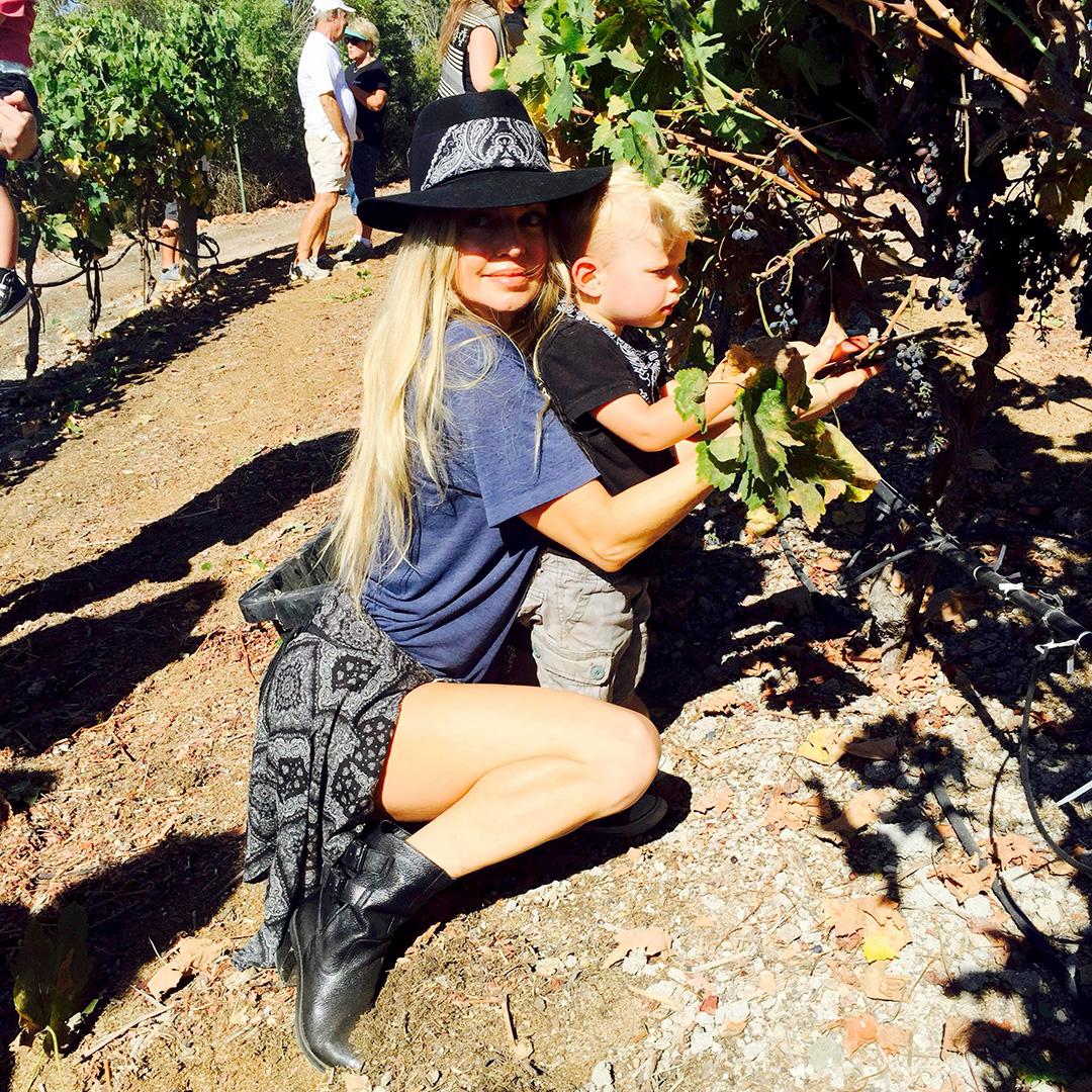 RT @FergieFootwear: 9/26 @Fergie fashionably ready 4 @FergusonCrest #grapeharvest in WISTFUL #boots.???? #blackboots http://t.co/hFQT90zRrR ht…