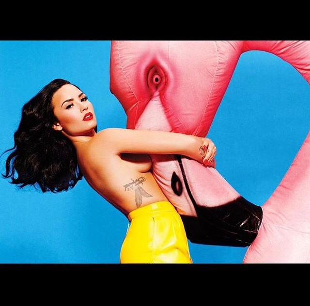 I fucking love my @ComplexMag cover shoot... ???????????????? Thanks Complex for the gorgeous pics!!! #Confident http://t.co/RHSXHnEUlz