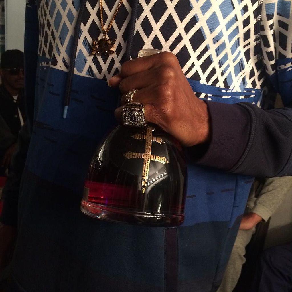 Good lookin.  Jay. Z. ???????????????????????? http://t.co/BHY0T1o6UJ http://t.co/nOS37jYScq