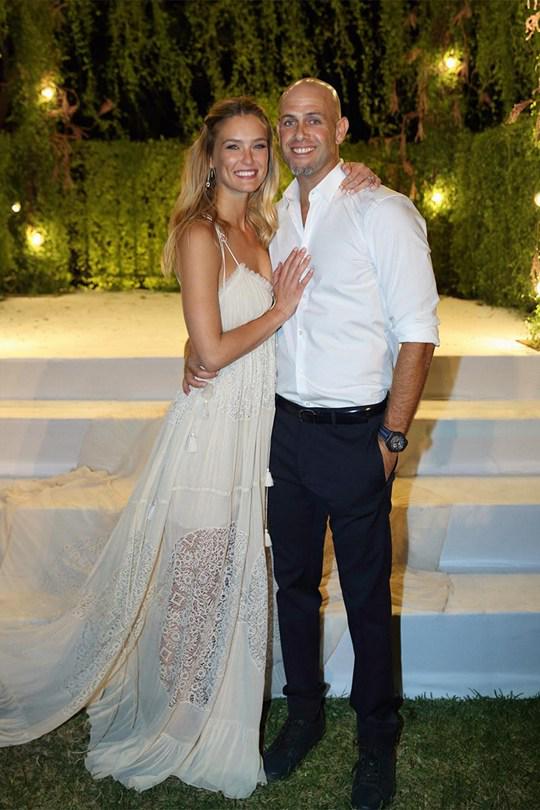 RT @GlamourMagUK: See @BarRefaeli's gorgeous wedding dress: https://t.co/plIZtQCNI1 https://t.co/FUXxxGI780