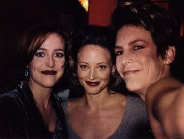 The birth of screaming queens and selfies. #tbt @jamieleecurtis #jodiefoster http://t.co/PIsiAfwtw7