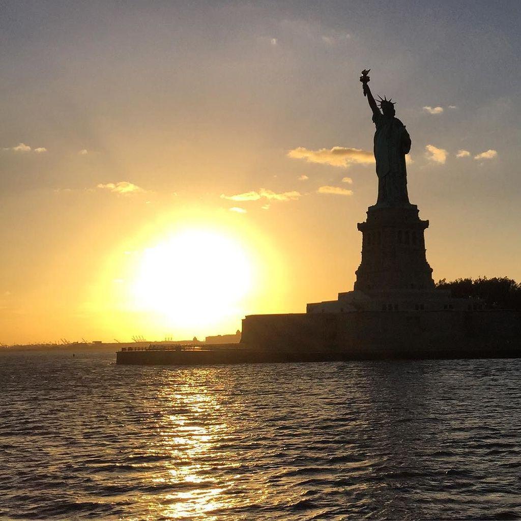 What a sight to see...A #sunset ride down the Hudson River #nyc and got to see this beauti… http://t.co/DbR5iLT3Hm http://t.co/DsPNZlJ5WV