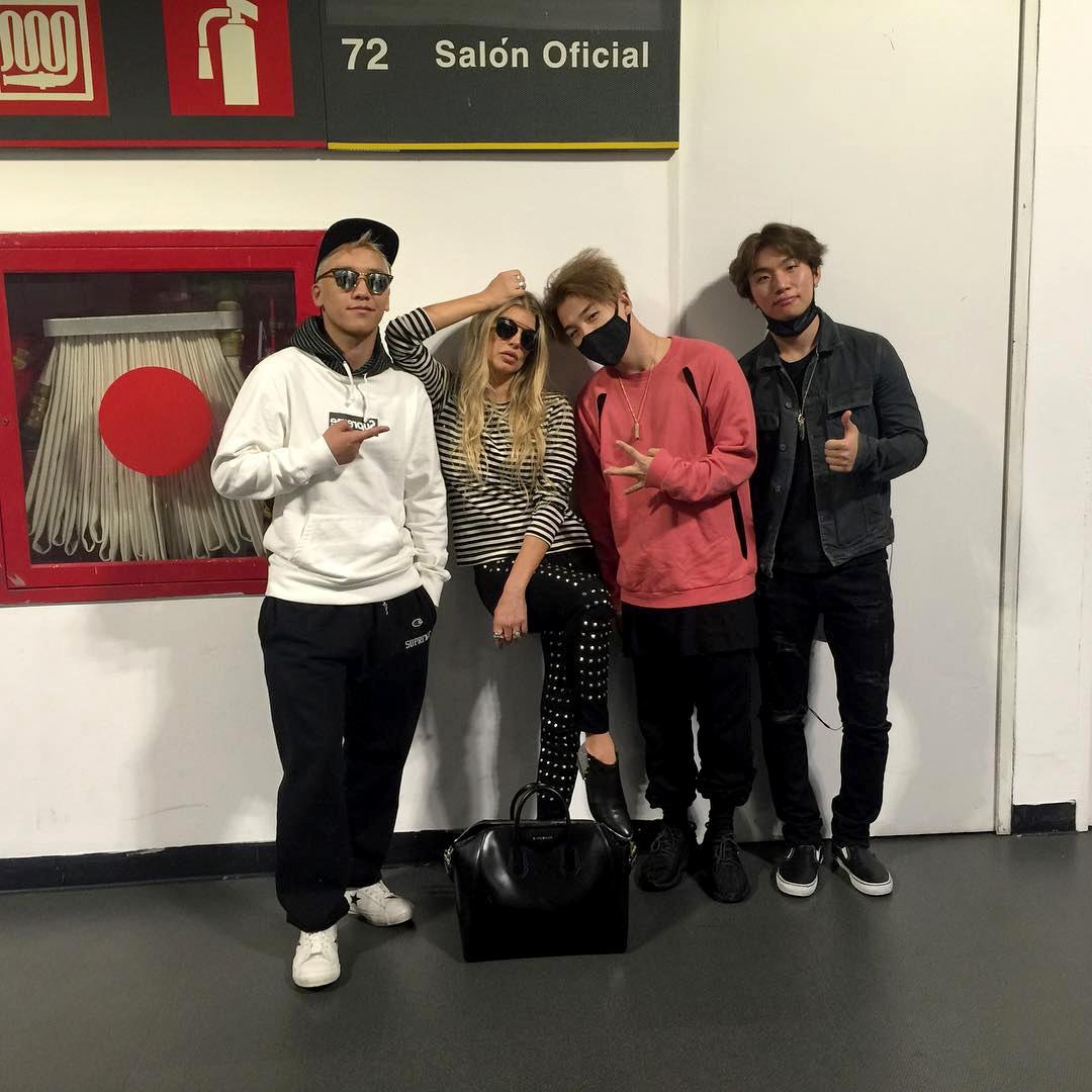 Fam running into each other in #Mexico. #bigbang https://t.co/ouZk39sWAl http://t.co/KxGsxKgvnB