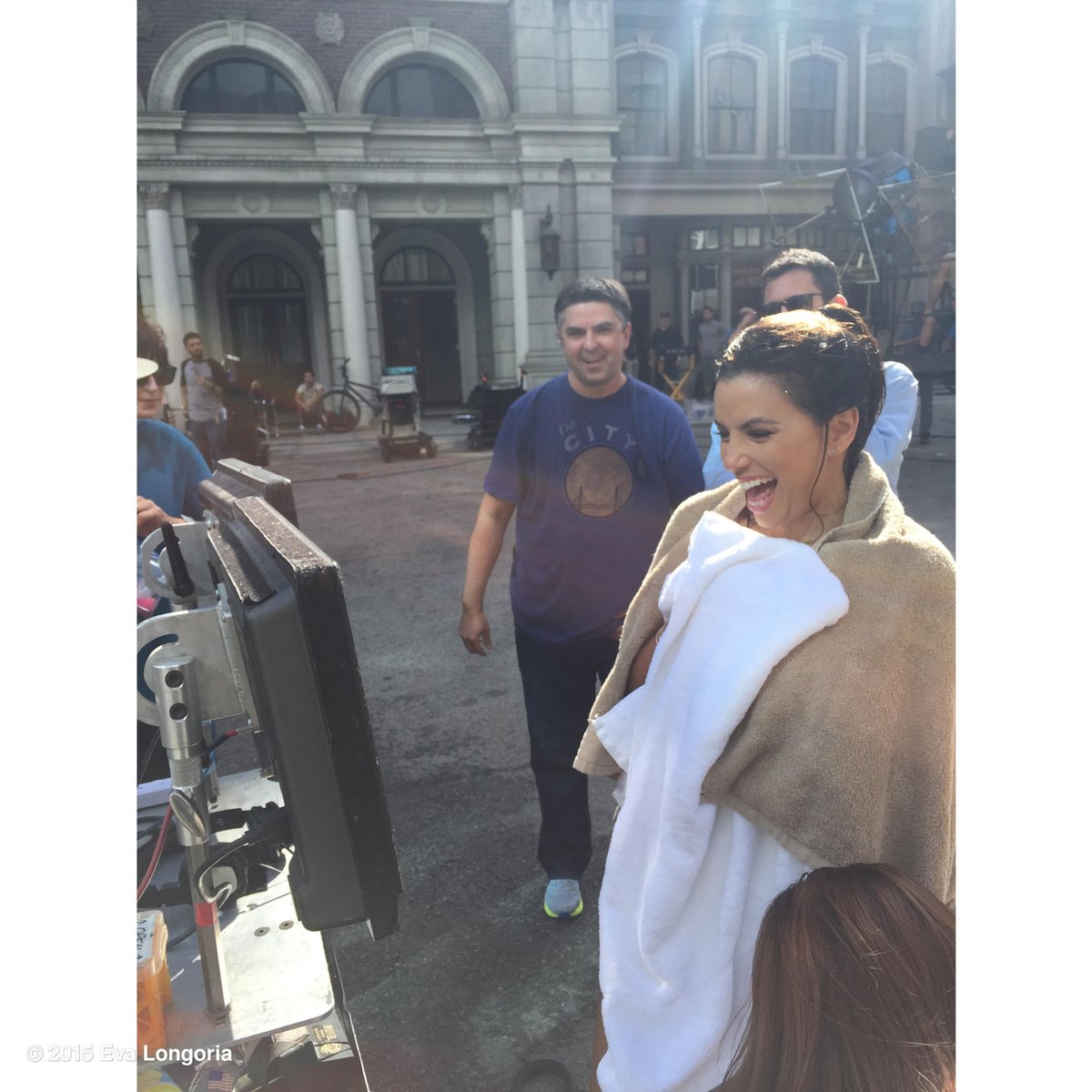 Yesterday directing in a bathing suit, today directing soaking wet! Follow on snapchat (@realevalongoria) #Telenova https://t.co/sd4UgZQOcA