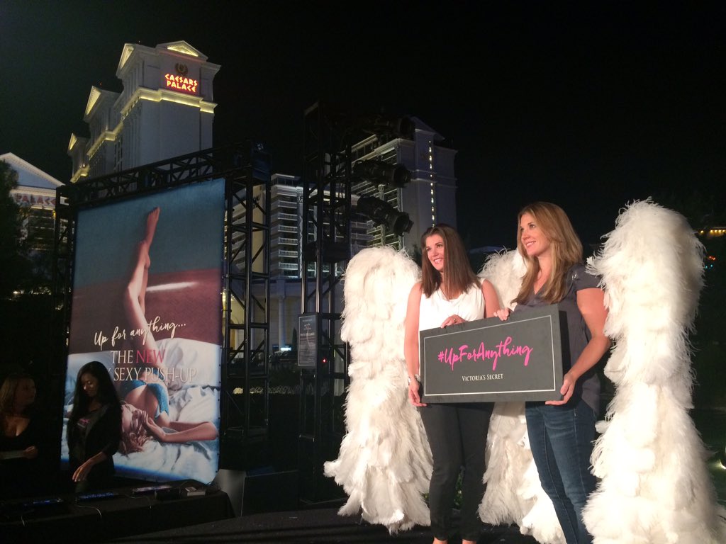 RT @CaesarsPalace: Feeling #UpForAnything? Try on your very own pair of @VictoriasSecret Angel wings until 8pm tonight. https://t.co/Su1LSI…