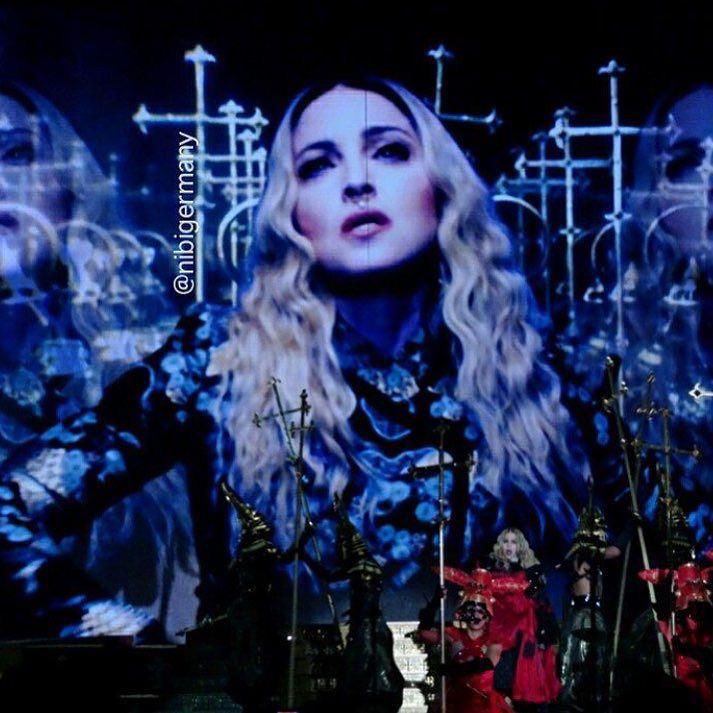 Celebrating Thanksgiving in Edmonton! ❤️ #rebelhearttour http://t.co/0GkykOku2G