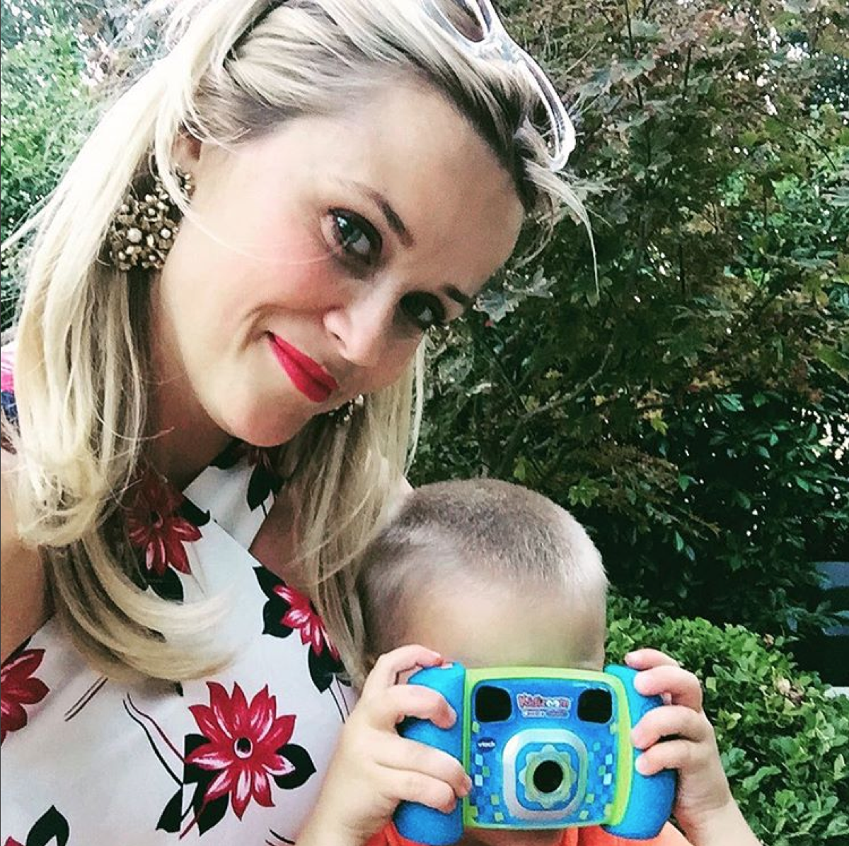 Say cheeese!!! ( P.S. I spy a @draperjamesgirl dress http://t.co/rcSqopftAM  & earrings http://t.co/exPUadY5Qz ????) http://t.co/FvT2R7IDPB