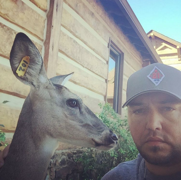 Deer selfie. #deerwhisperer #buckcommander @Buck_Commander http://t.co/YLlx...
