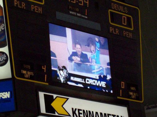 RT @TYSIMPKINSactor: #tbt me & @russellcrowe onthe Jumbotron @ the @penguins game. my first pro hockey game. memory of a lifetime #goPens h…