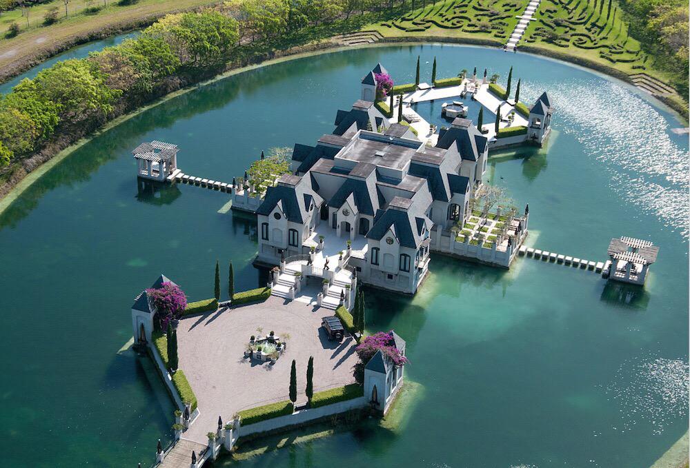One of the most amazing house in the world. http://t.co/PPpwzeQceL