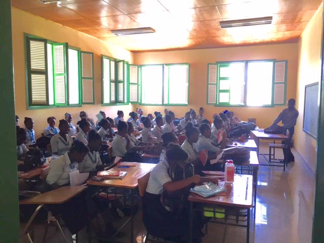 Classes at the Elie Dubois school in #Haiti that we helped rebuild with @fpiesdescalzos and @the_IDB ! Shak https://t.co/kCCrrWjTPG