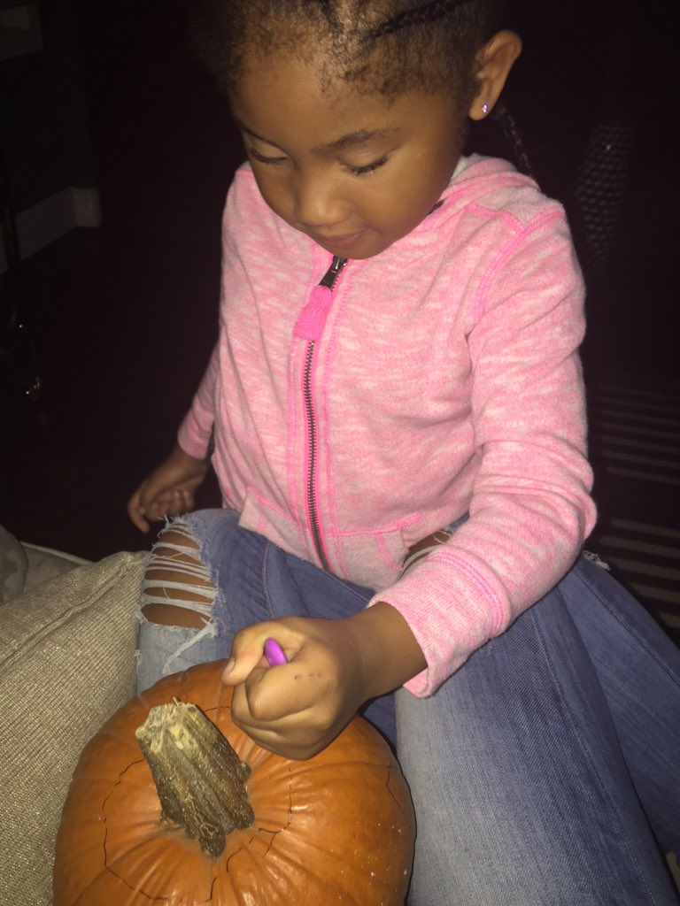 Carving our pumpkin while watching #Grandfathered #halloween https://t.co/StztFu9KjC