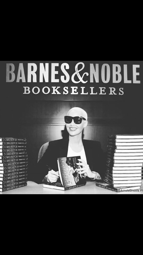 #HowToBeABadBitch has 5 ⭐️⭐️⭐️⭐️⭐️ for a reason! Don't judge a book by its cover! Check  it out link in my bio ???? https://t.co/DzpRhq6w19