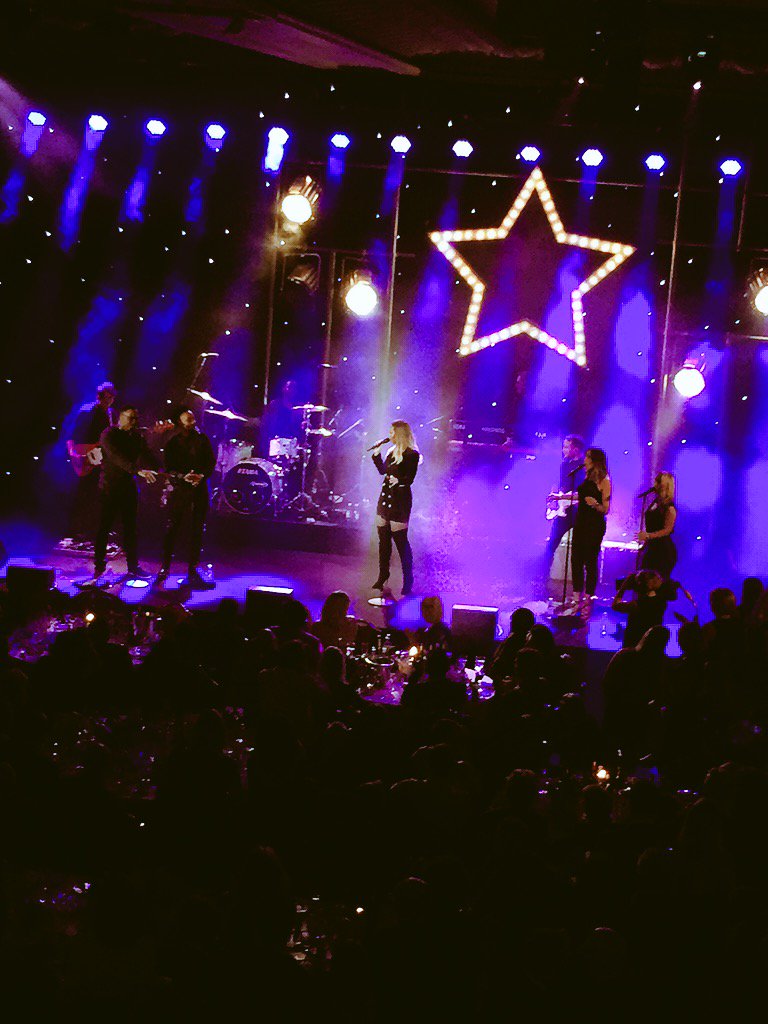 Obsessed with this big 'ol star on stage last night, I want to hang it I my room ⭐️ https://t.co/Xt9VOpjXT1