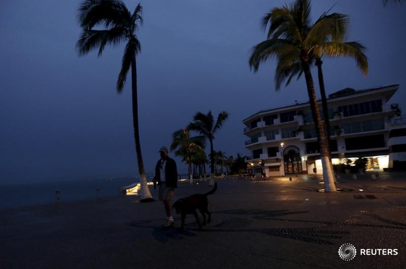 RT @Reuters: Scientist calls Hurricane #Patricia ''extremely dangerous'' for people on the Mexican coast: https://t.co/YD0jBzg3er https://t…