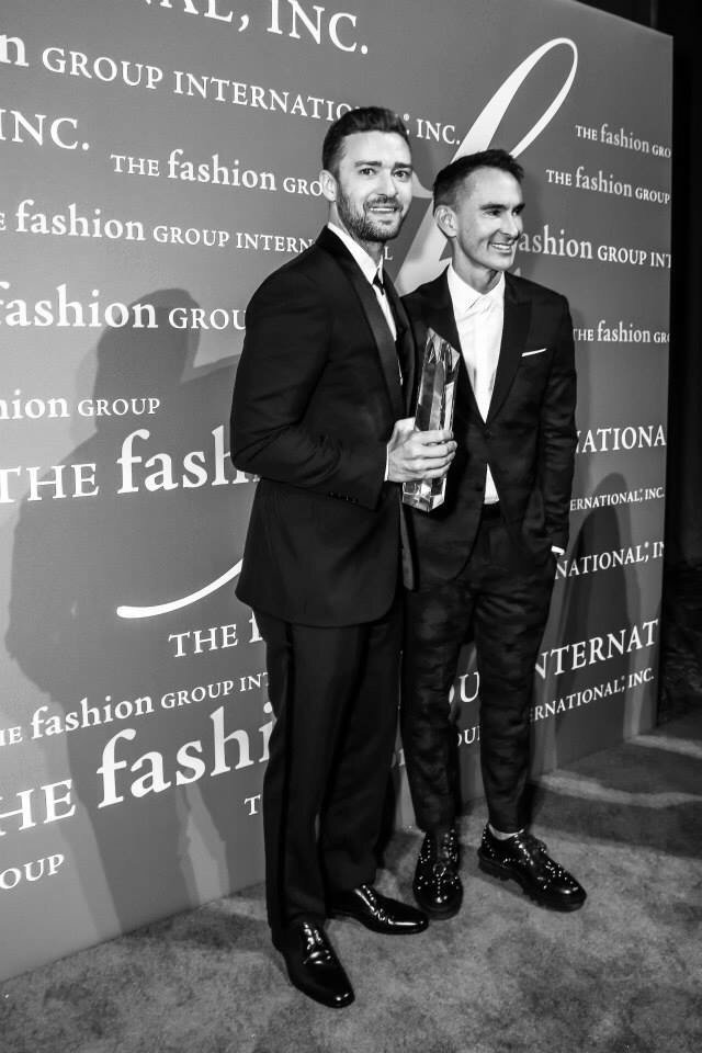 Thanks for the #OracleAward, @lordandtaylor @fginyc! -teamJT #FGINightofStars @williamrast https://t.co/Cjne6zsRKC https://t.co/a3zdxxlcWW