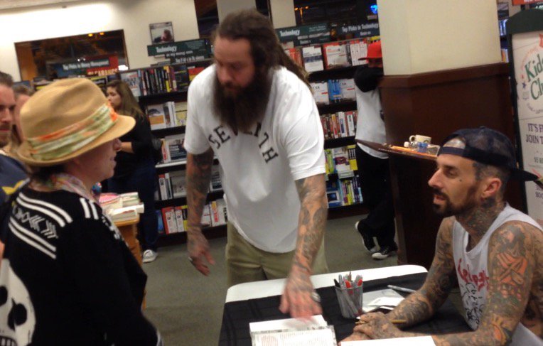 RT @TheBabySpoon: Loved meeting you @travisbarker been a fan since 2000. reading your book now! #CanISay https://t.co/UsFqCi7ogy