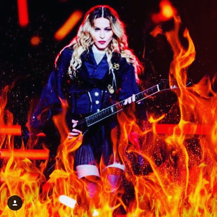Vegas.........burnt. ????????????. ❤️ #rebelhearttour https://t.co/tXWQTFoCLn