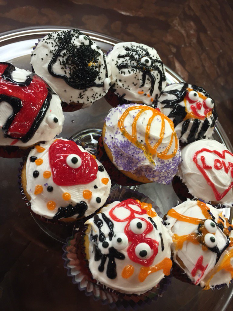 We are getting ready for Halloween, fun day baking!! X vb ???????? https://t.co/ouiqm3cYSg