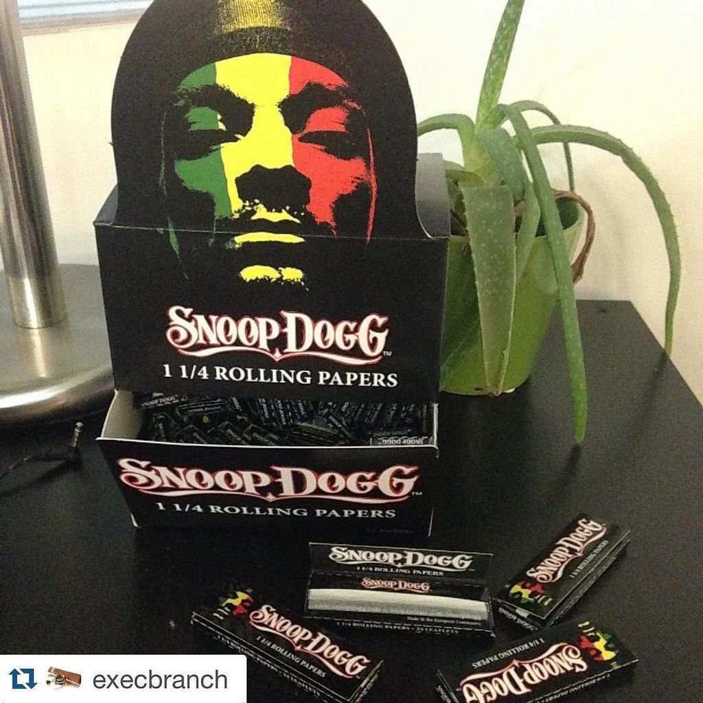 #Repost @execbranch
・・・
#puffpuffpasstuesdays @snoopdogg @execbranch Rolling Papers! Smoki… https://t.co/TwBLj1C6T8 https://t.co/mP64jzUO7q