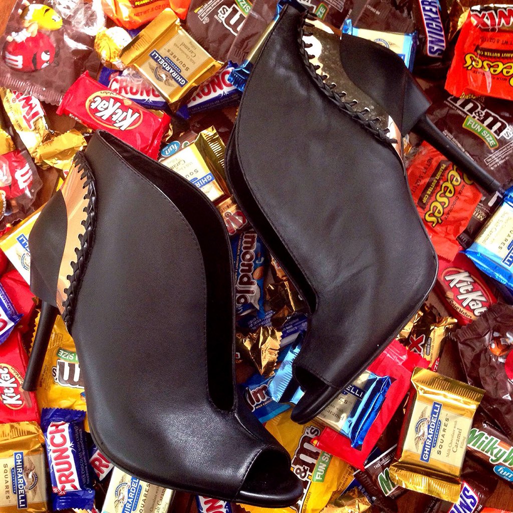 RT @FergieFootwear: Kicks or treats?!???????????? #nationalchocolateday #trickortreat #fergie #halloweencandy #blackheels https://t.co/Q4Kz05D4Gv ht…