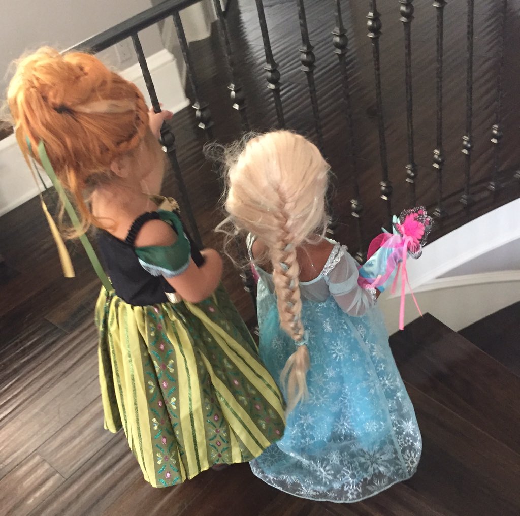 Elsa & Anna in the house! #HalloweenVibes https://t.co/Q2UJrTUWvD