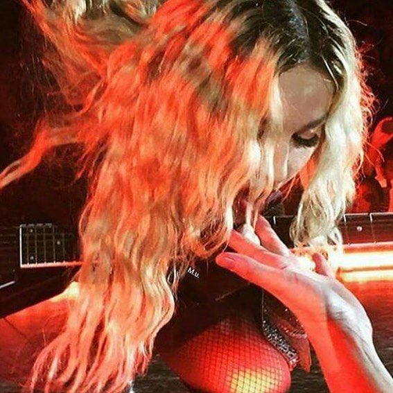 If someone gives you the finger..............gonna miss you Californiia‼️‼️‼️. ❤️ #rebelhearttour https://t.co/wcmKfDUERs
