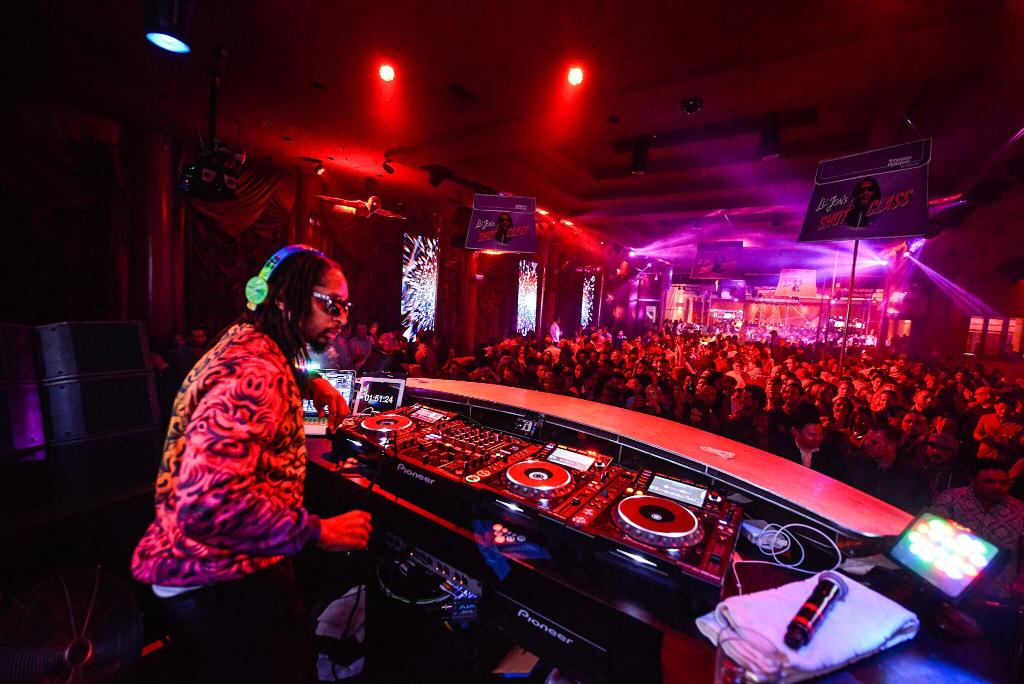 RT @SurrenderVegas: Las Vegas, let’s welcome @LilJon to the stage! #GETLOOSE ???????? https://t.co/6oAgyoHspD