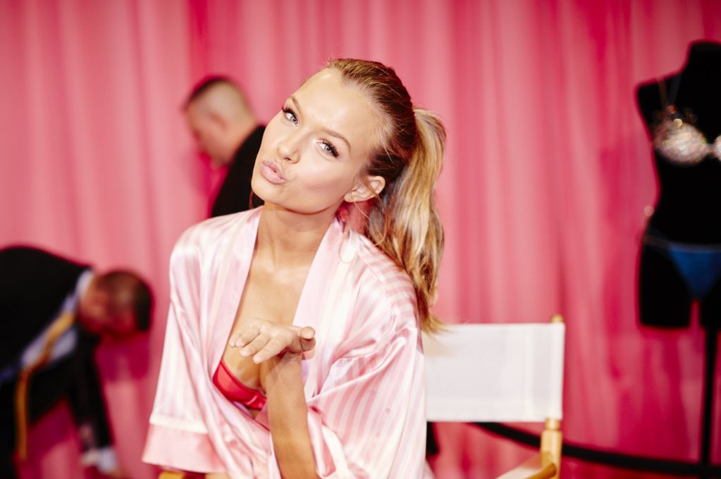 Such a flirt...a little ???? from @JosephinSkriver!#VSFashionShow https://t.co/UCIewHl54o