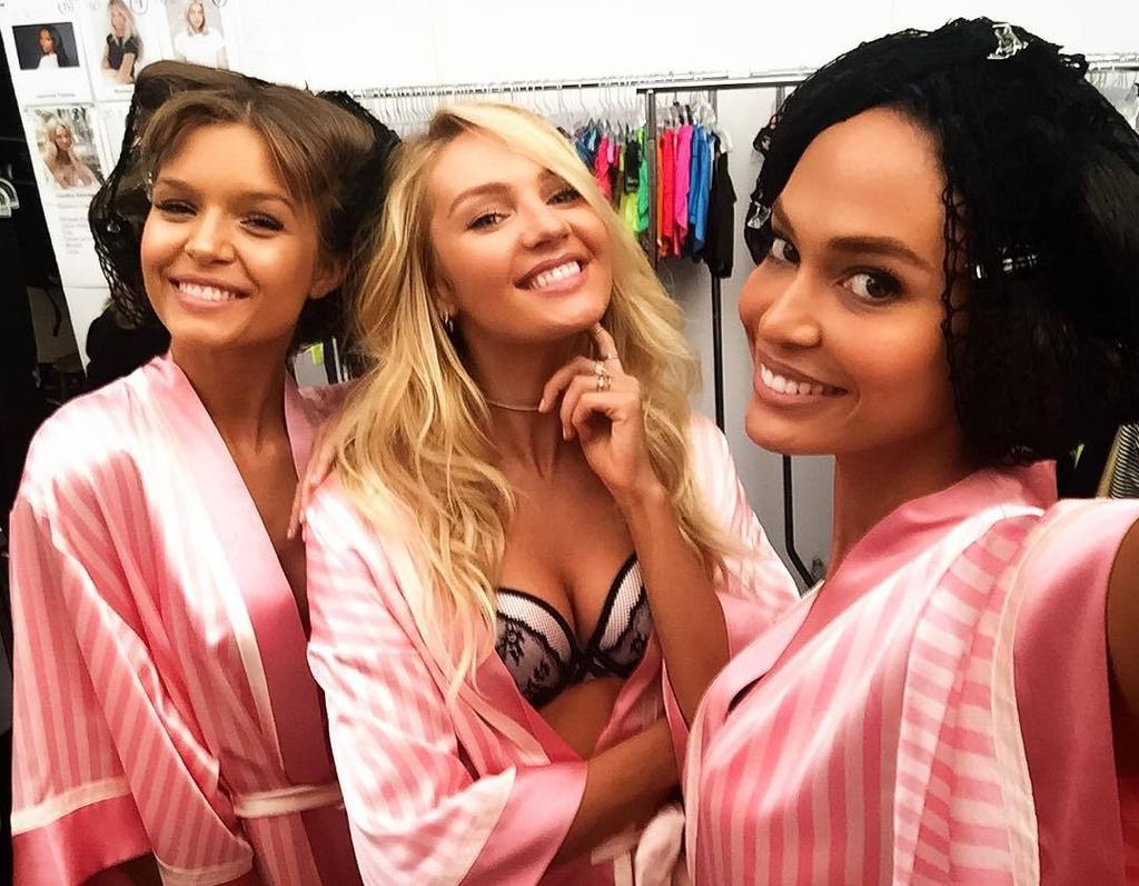 RT @JosephinSkriver: all smiles ???????????? #vsfashionshow @angelcandices @joansmalls @victoriassecret https://t.co/QNjDXFggZM