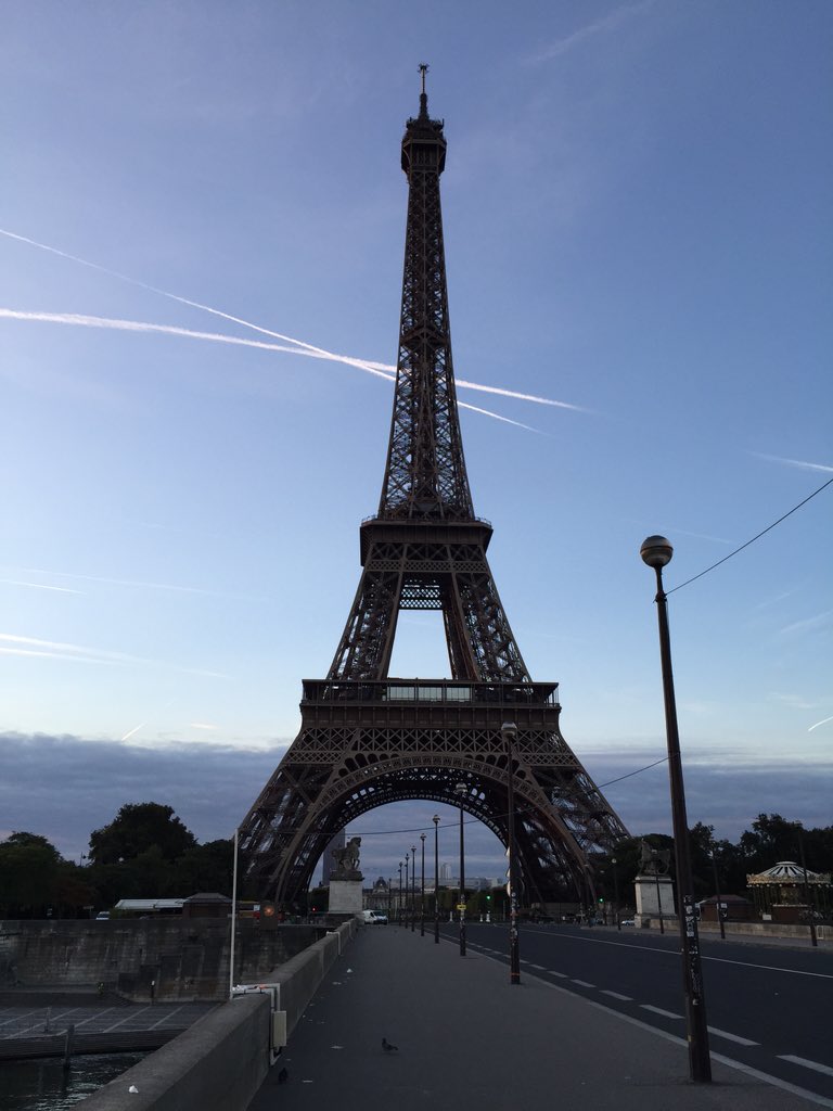 RT @Benioff: All of my thoughts and prayers to everyone in Paris. Such a sad situation for such a great country.  Vive la France! https://t…