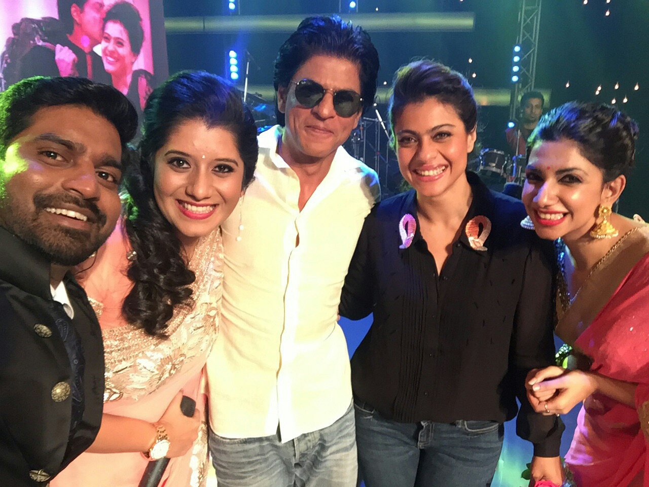 #SRKnKAJOLinSuperSinger.. 😊 #SRKinVijayTV https://t.co/mED2ZwbWlf
