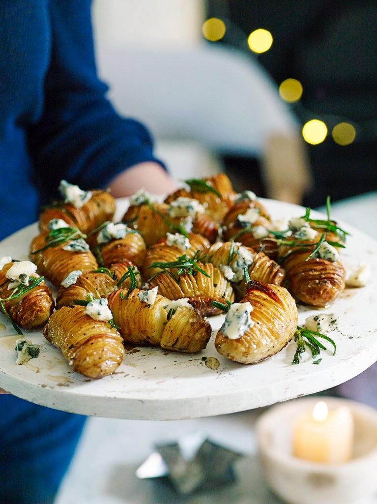 Today's #RecipeoftheDay is hasselback potatoes with gorgonzola & honey. DELICIOUS. https://t.co/oGJuw1jnCm https://t.co/pMf8kLzYcR