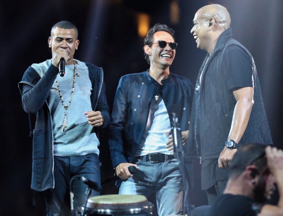 #MiGente les traemos el estreno en tv de #Traidora con @GdZOficial. Domingo en VIVO en @labanda 8PM/7C #LaBandaLIVE https://t.co/EwtBUYwU1N