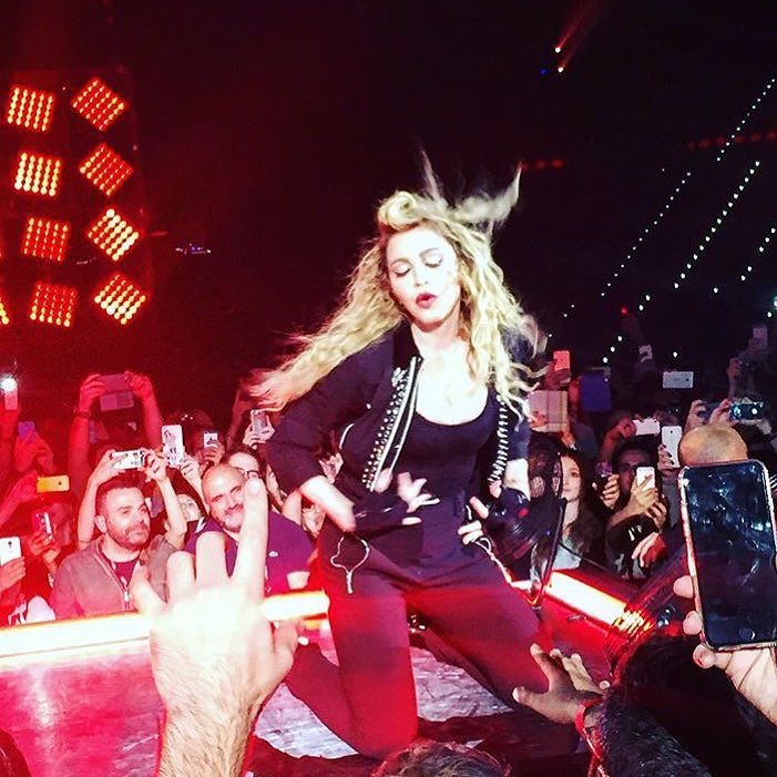 Cooling. Off in front on my fans in Turino‼️ The Arena was H????O????T! ❤️ #rebelhearttour https://t.co/JLW83J37OB