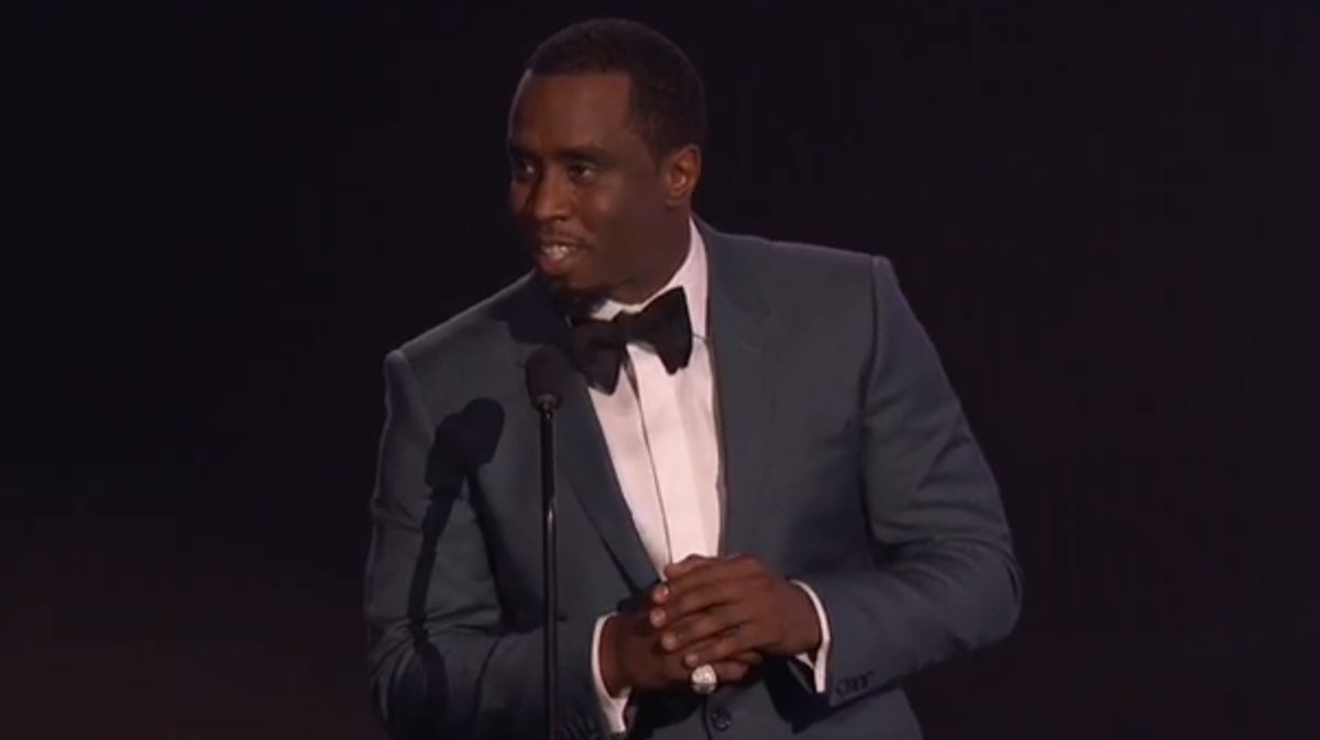 RT @TheAMAs: .@iamdiddy knows about teamwork. He's presenting #AMAs Collaboration of the Year Un-leashed by @TMobile! https://t.co/ysAO59hl…