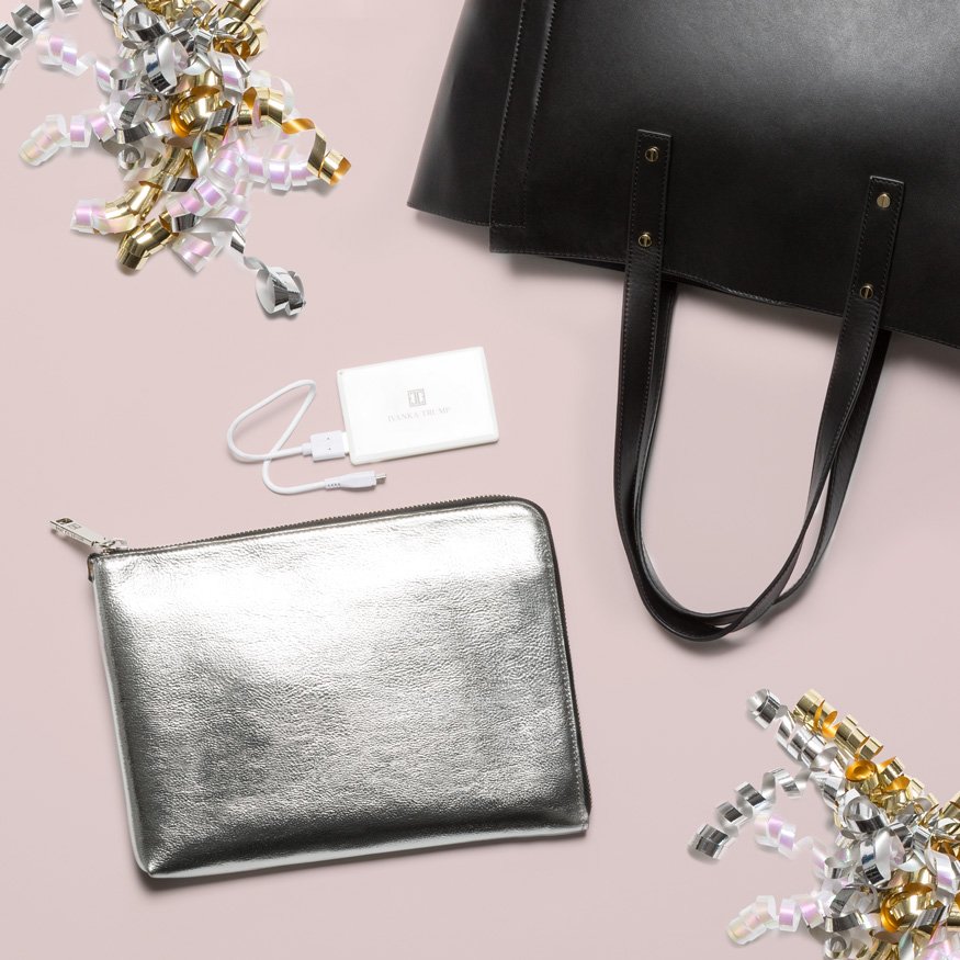 Shop our chic (and chargeable!) tech sleeve: @zappos https://t.co/xu3Ni4yJ6L #womenwhowork https://t.co/N1eLTvJNie